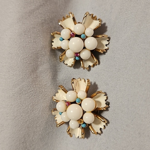 Vintage White Enamel Goldtone Clip Flower Earrings - Picture 2 of 7